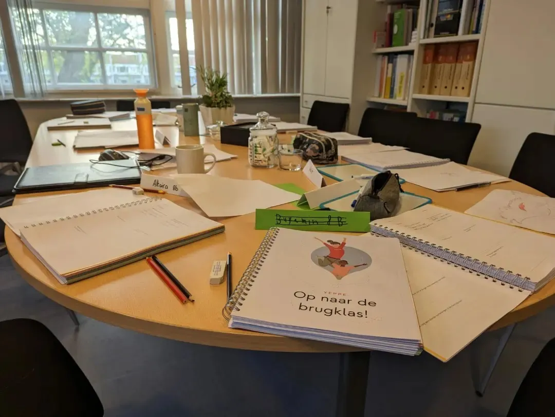 Werkboekjes ‘Op naar de brugklas’ op tafel